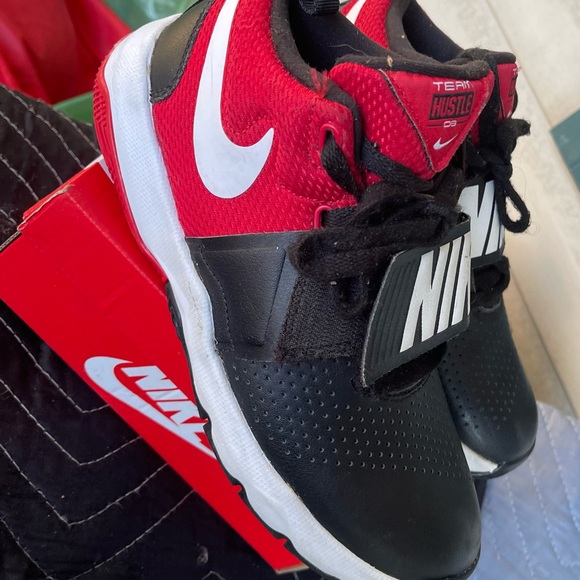 Nike team hustle d8 black university red shoes - Picture 3 of 7